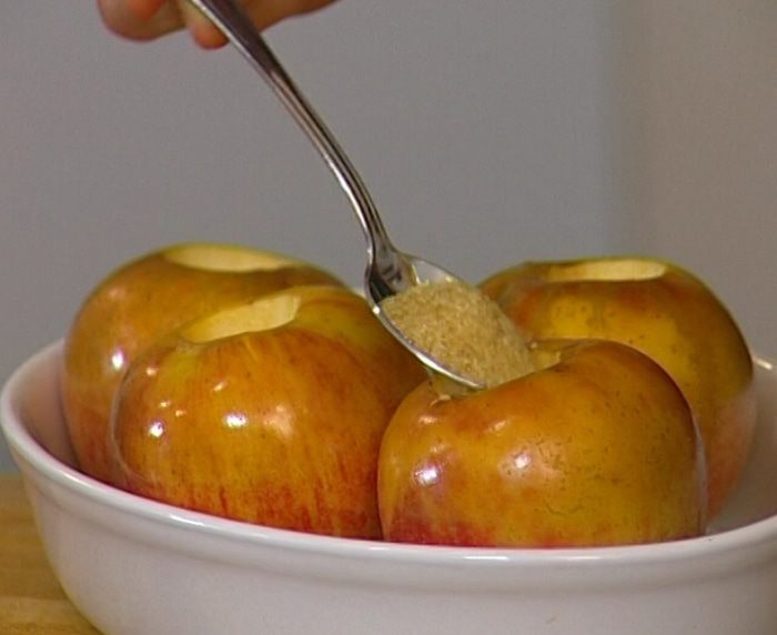 Запеченные яблоки с коричневым сахаром