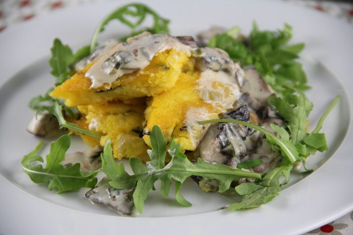 Полента с грибами, свежими травами и пармезаном