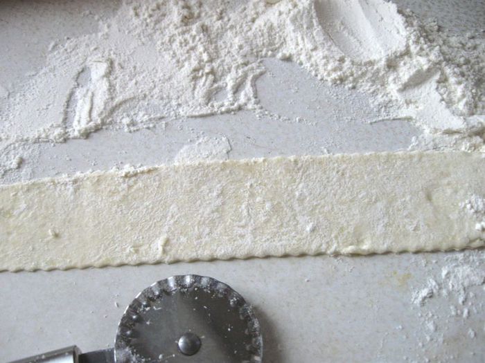 Кольцевой пирог с айвой, сухофруктами и орехами