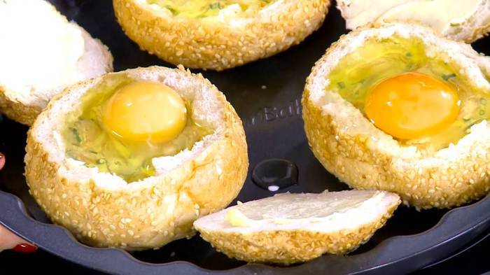 Яйца с семгой, запеченные в корзинках 