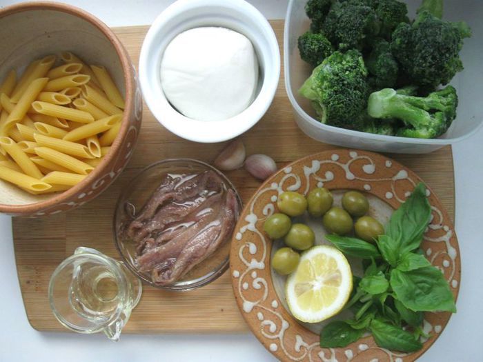 Салат с пастой, брокколи и анчоусами