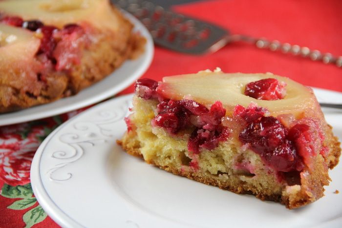 Пирог-перевертыш с грушей, клюквой и имбирем