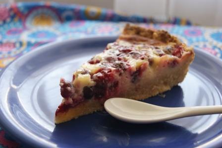 Тарт с брусникой и запеченным ганашем из белого шоколада