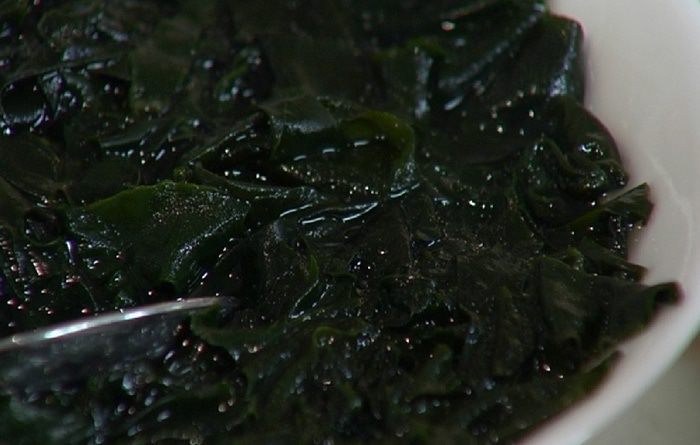 Рисовый салат с морскими водорослями и яйцами 