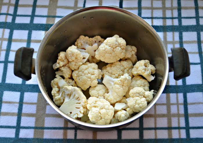 Салат из цветной капусты с маслинами