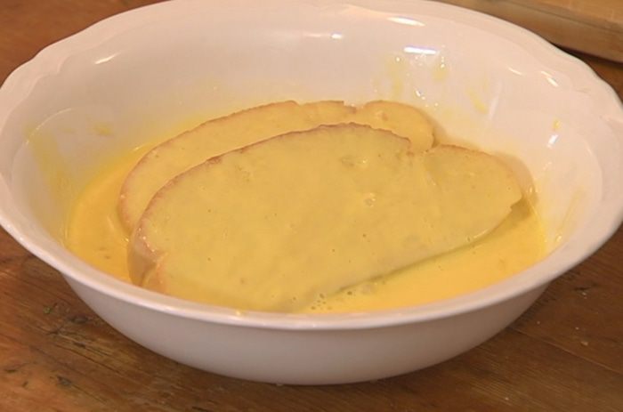 Французские гренки с прошутто и салатом из руколы 