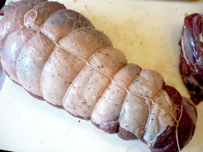 Пошированное филе ягненка под яблочно-карамельным соусом