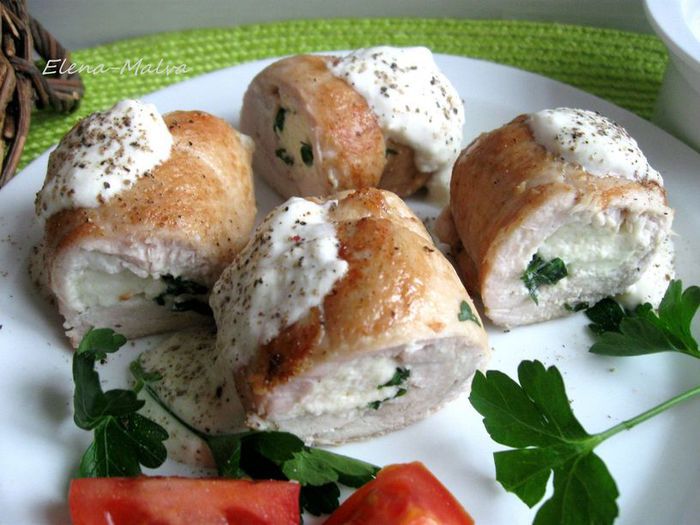 Куриные рулетики с сырным соусом
