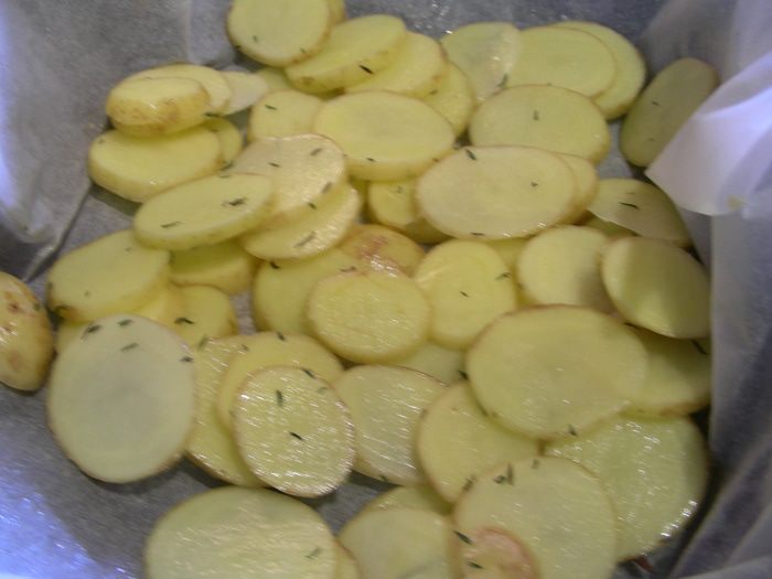 Рыба, запеченная на соли, с тимьяном, чесноком и картофельными чипсами