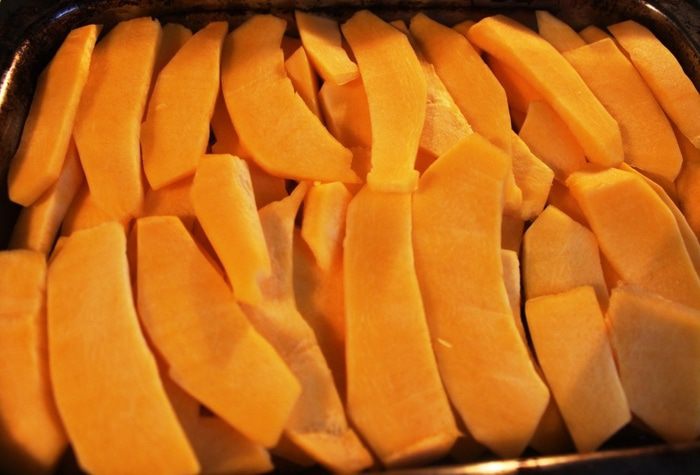 Курица, запеченная с тыквой и виноградом