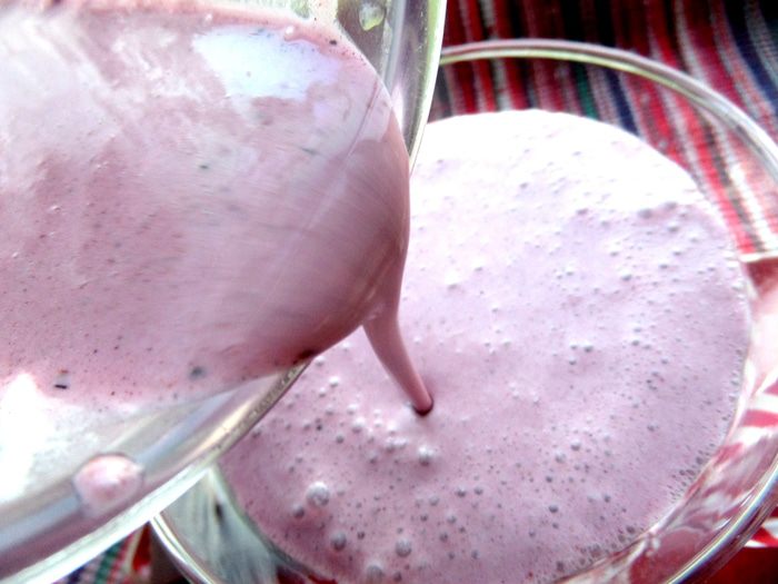 Прохладный коктейль из мороженого с черникой