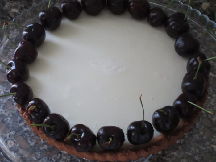 Кростата с черешней и ванильной панна коттой