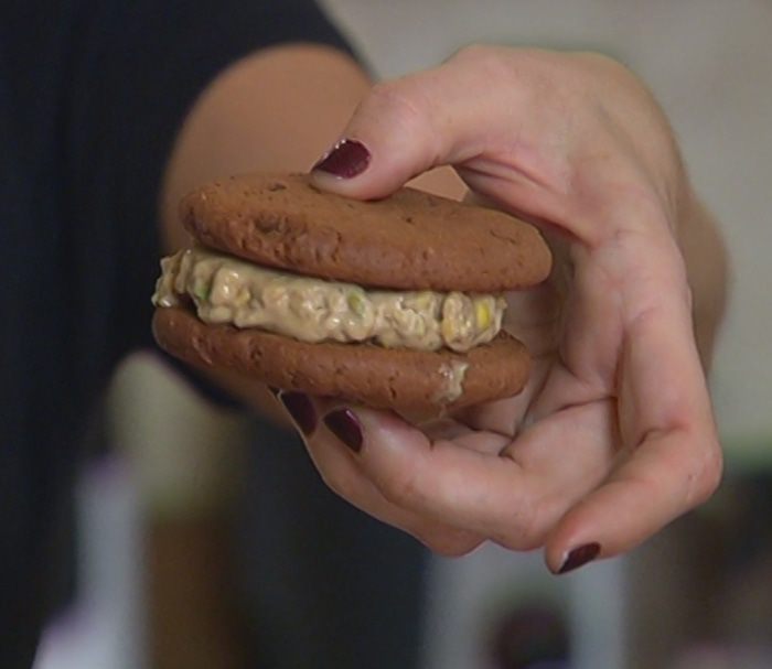 Шоколадные сэндвичи с фисташковым мороженым