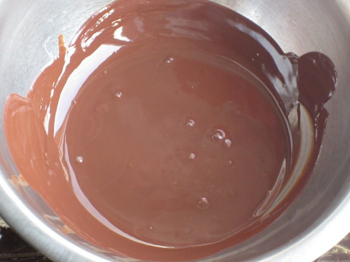 Шоколадный кекс с черешней