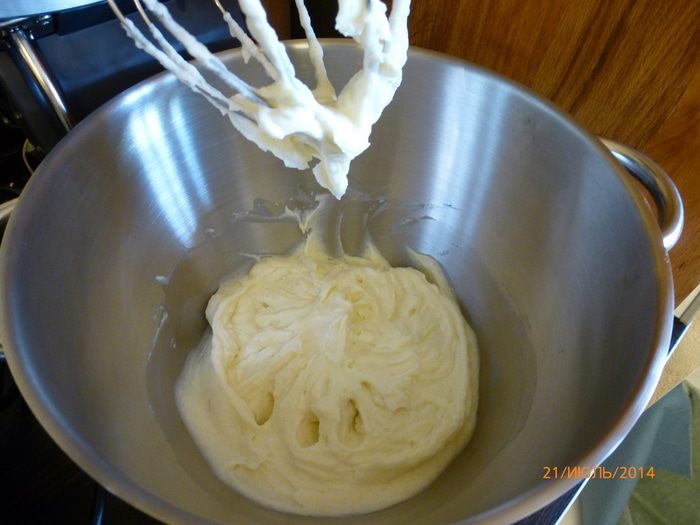 Тарт с малиной, заварным кремом и шоколадной прослойкой