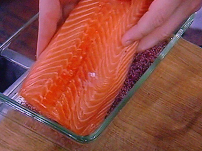 Лосось, засоленный в листьях чая каркаде