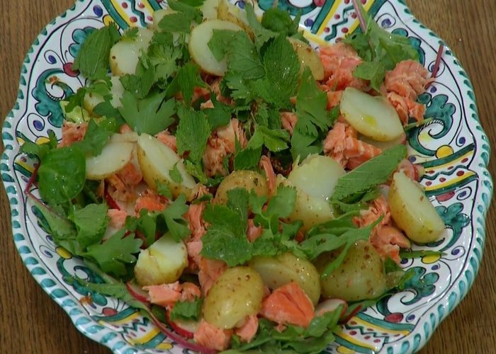 Салат с молодым картофелем, редисом и кижучем