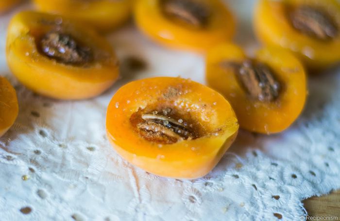Абрикосы, запеченные с медом и орехами