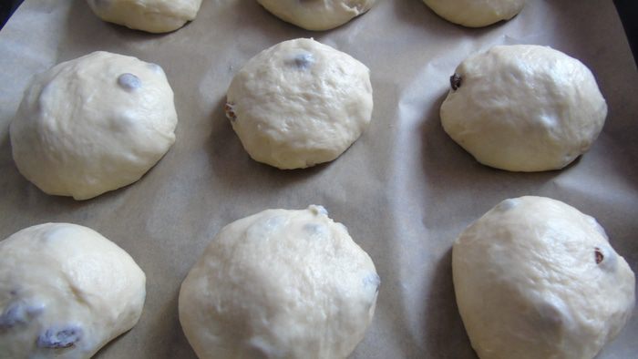 Сдобные булочки с изюмом в глазури 