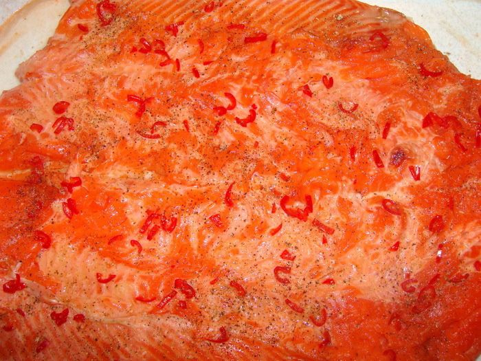 Острый лососевый рулет в тесте