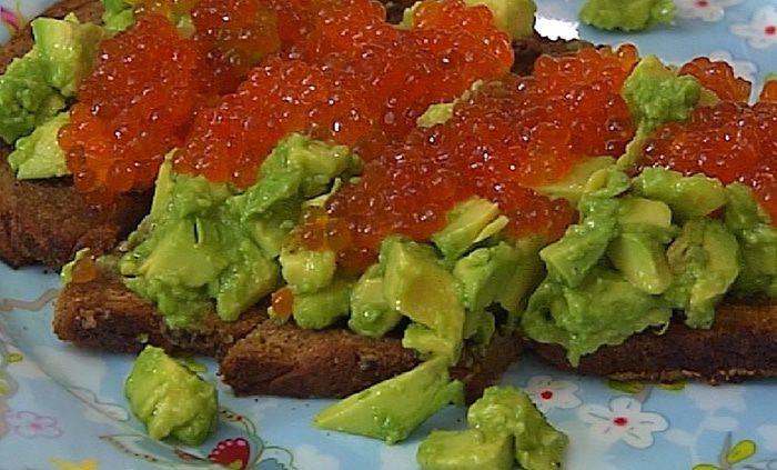Тосты с авокадо и красной икрой