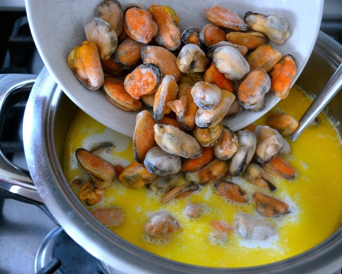 Сливочный чаудер с мидиями и слабосоленой семгой