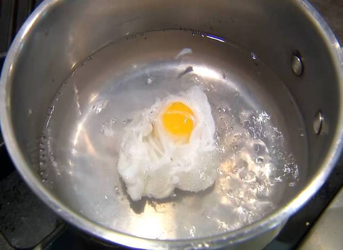 Брускетты с тунцом, анчоусами и яйцами пашот