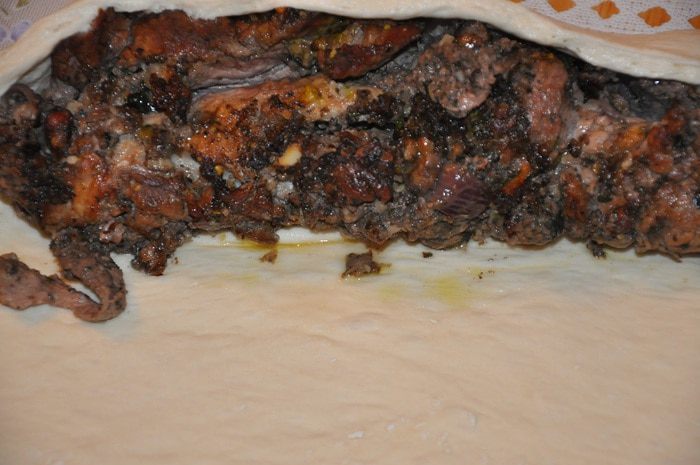 Тосканский пресный хлеб с рулетом из ягнятины 