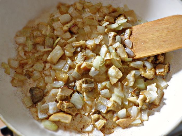 Щучьи котлеты под соусом из белых грибов