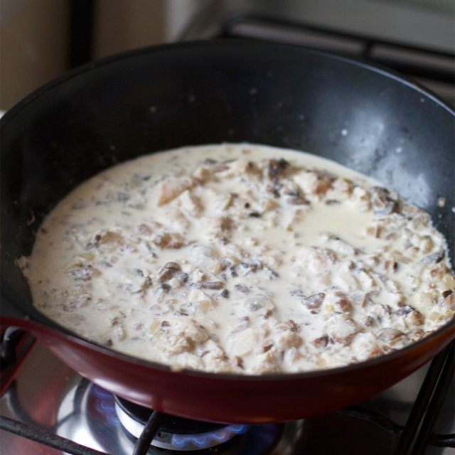 Пенне с курицей в сливочно-грибном соусе