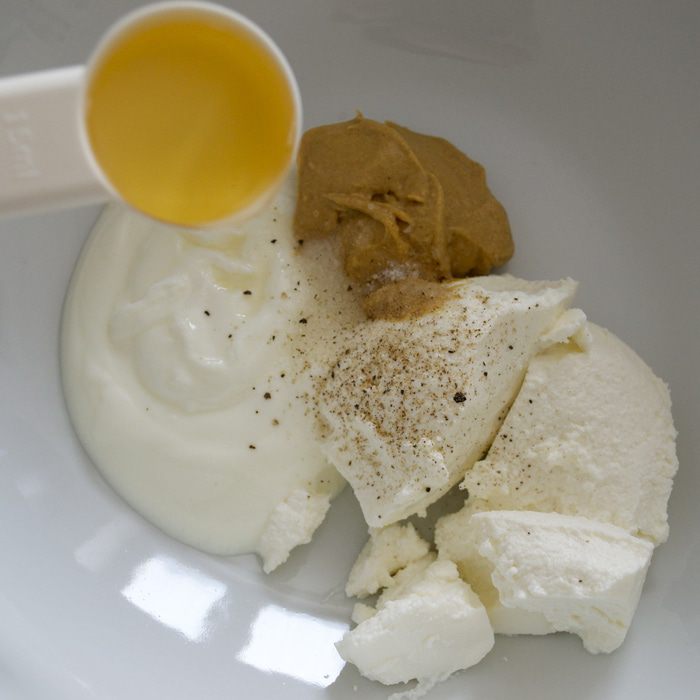 Салат из ветчины и макарон под соусом рикотта