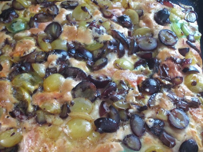 Медовый пирог с виноградом, шоколадом и маршмеллоу