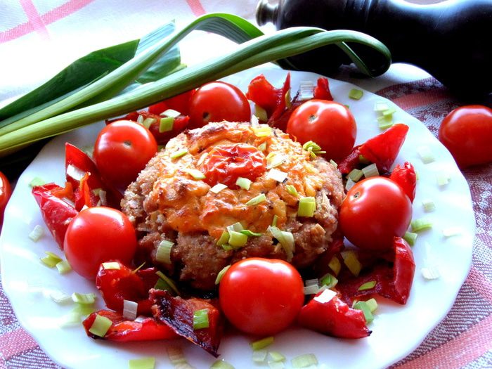 Котлетки на баклажане под сыром, с томатом