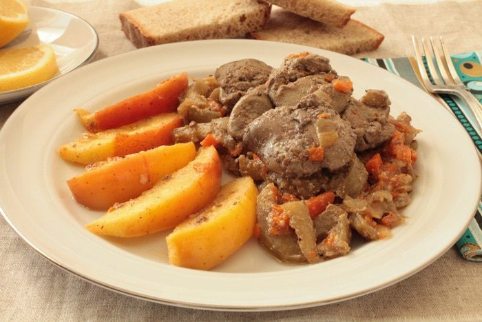 Куриная печень с яблоками и баклажанами