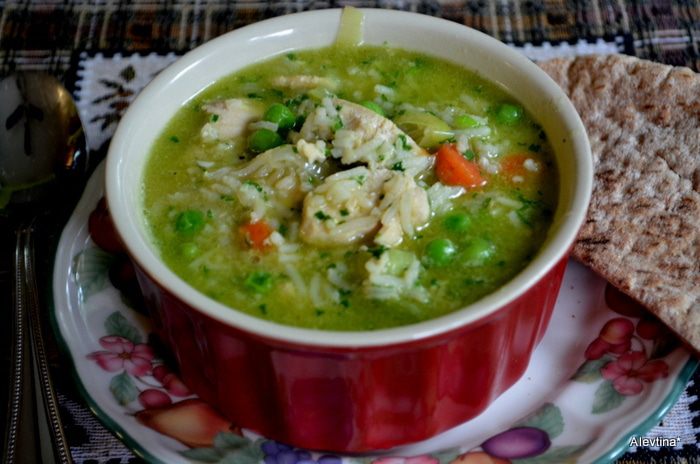 Суп куриный с зеленым горошком 