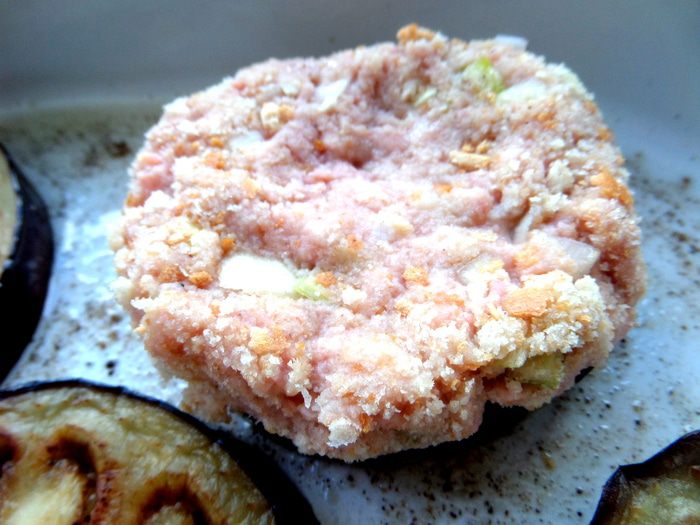 Котлетки на баклажане под сыром, с томатом