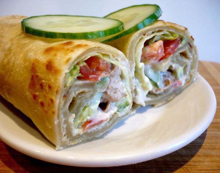 Индийская лепешка с куриной колбаской и овощами