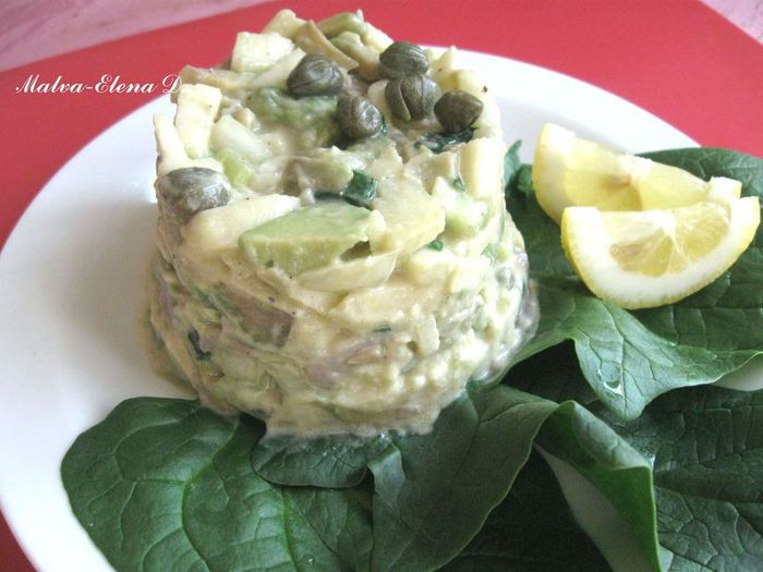 Салат с яблоком, сельдью и авокадо