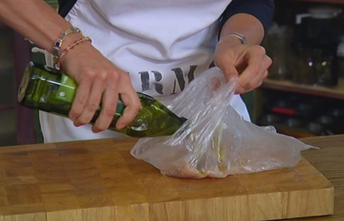 Теплый салат с курицей, макаронами и сладким перцем 