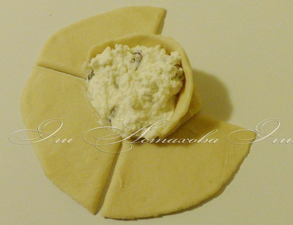 Пирог с творожными розами