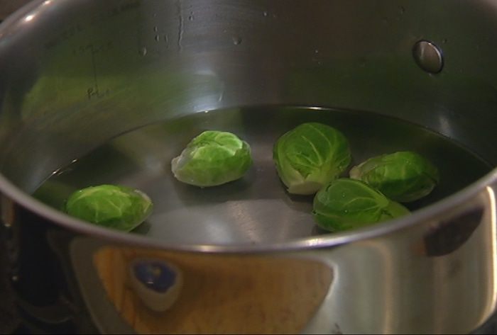 Хрустящий капустный салат с грушей и орехами 