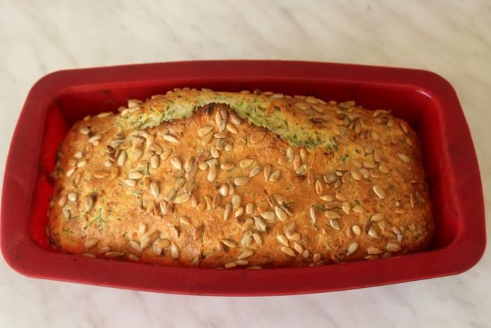 Закусочный творожный кекс с кабачком и укропом