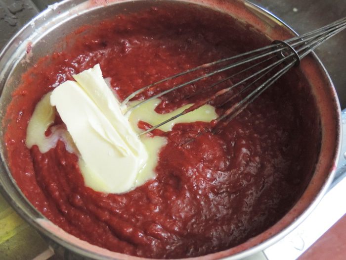 Меренговый рулет с вишневым курдом