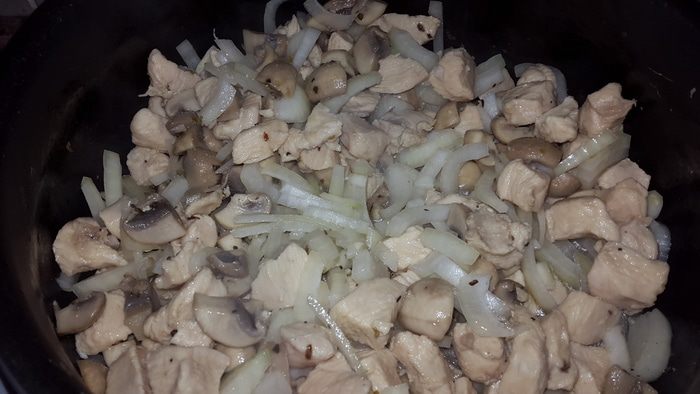 Капуста тушеная с курицей и грибами