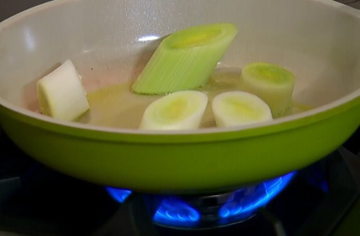 Семга с чечевицей, шпинатом и луком-пореем 