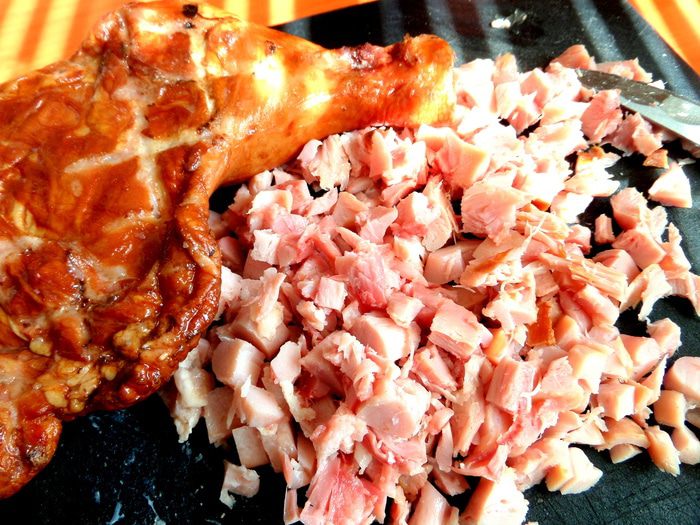 Салат с копченой курицей и фасолью