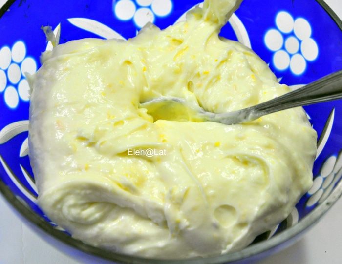 Шоколадный рулет с ванильно-апельсиновым пудингом и кокосом