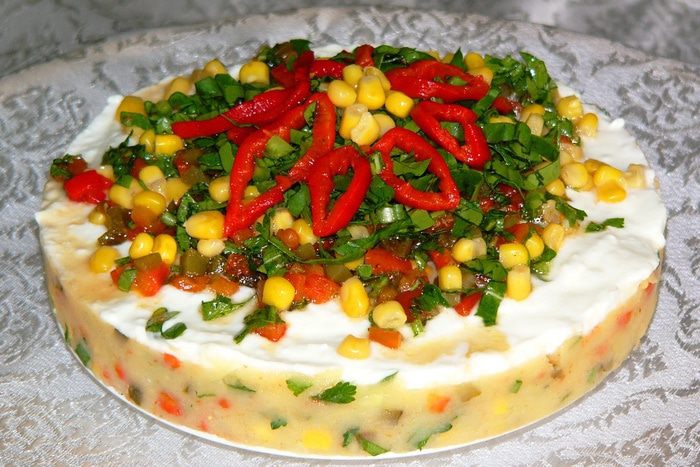 Картофельный торт-салат под йогуртовым соусом