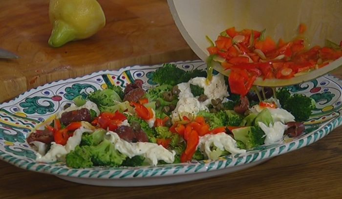 Теплый салат из брокколи, бурраты и чили