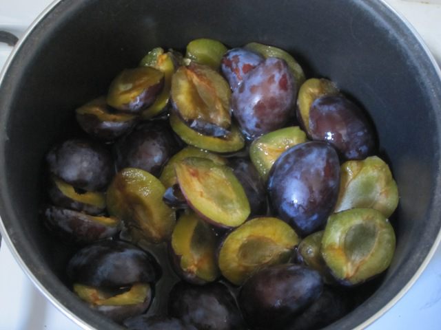 Суфле из слив со сгущенным молоком